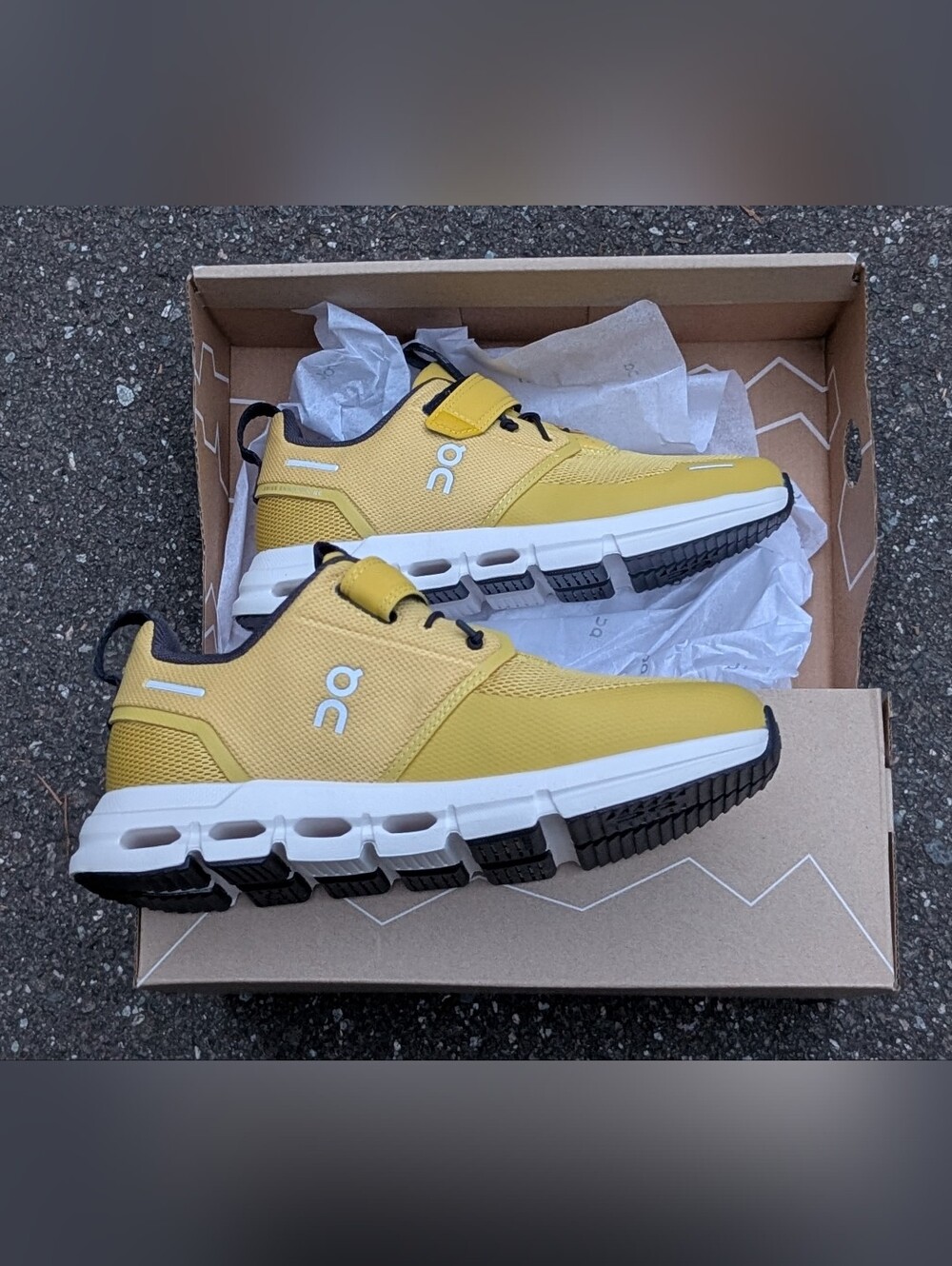 On Running Cloud Play kids sneakers in the Citrine/White (NEW)